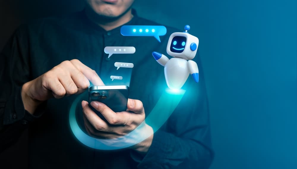 Pessoa utilizando smartphone enquanto um chatbot no WhatsApp, representado por um robô digital, aparece enviando mensagens em uma interface holográfica.