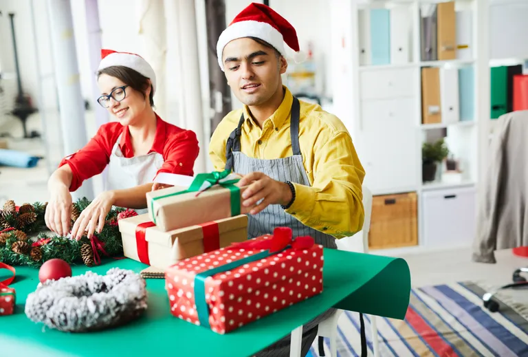 Equipe preparando presentes e decoração de Natal durante o planejamento de vendas