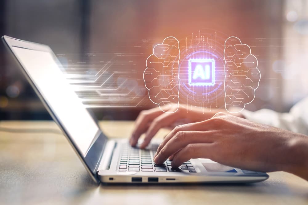 Pessoa utilizando um notebook enquanto gráficos digitais e um ícone de IA aparecem na tela, representando o uso da inteligência artificial nas vendas.