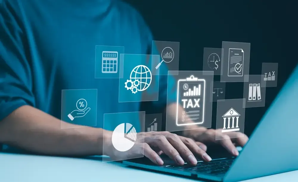 Mãos digitando no notebook com gráficos ilustrando capital de giro empresarial