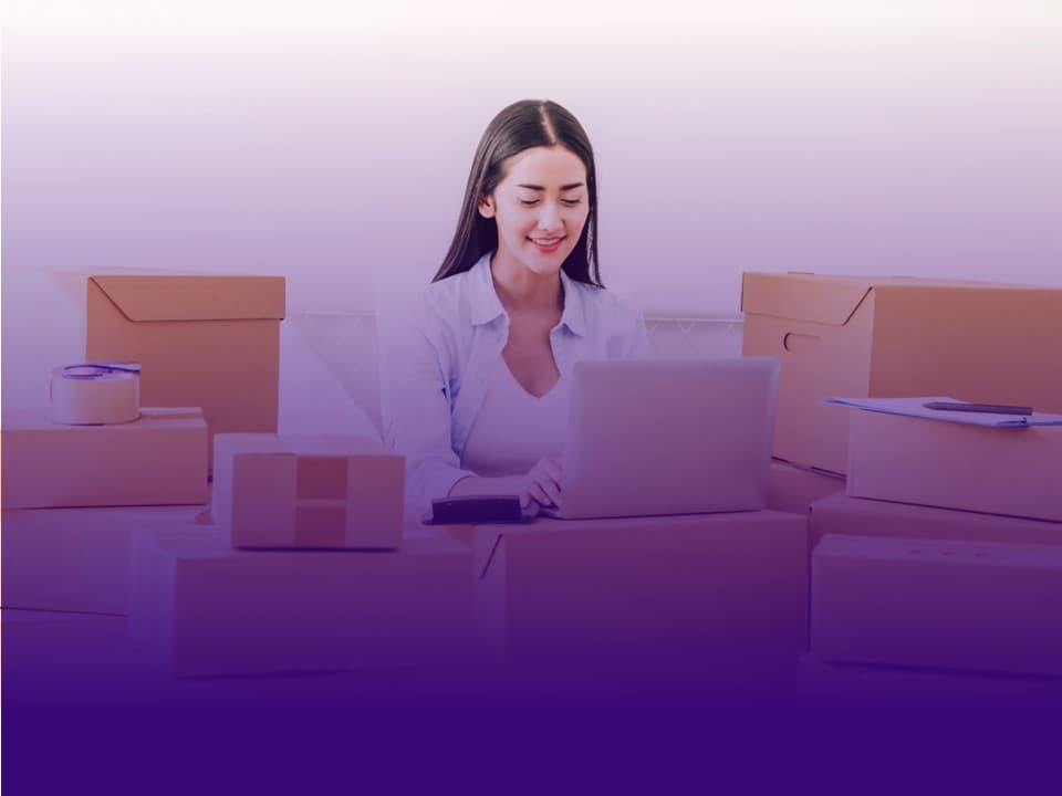 Empreendedora organizando pedidos do negócio usando o computador