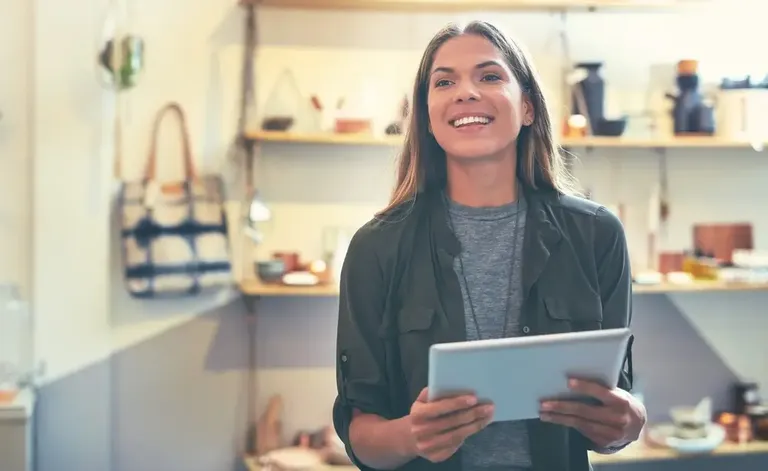 Empreendedora usando tablet para acompanhar o controle financeiro da loja