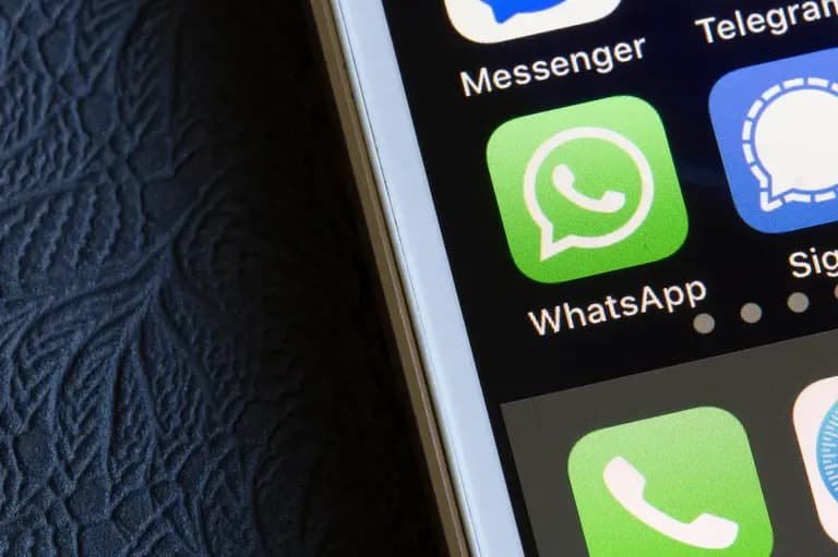 Tela de celular exibindo o ícone do WhatsApp usada para atrair clientes pelo app