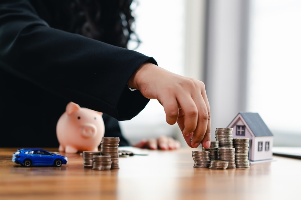 Empreendedor organizando moedas sobre a mesa como parte do planejamento financeiro para 2026, com foco em poupança, investimentos e controle de gastos.
