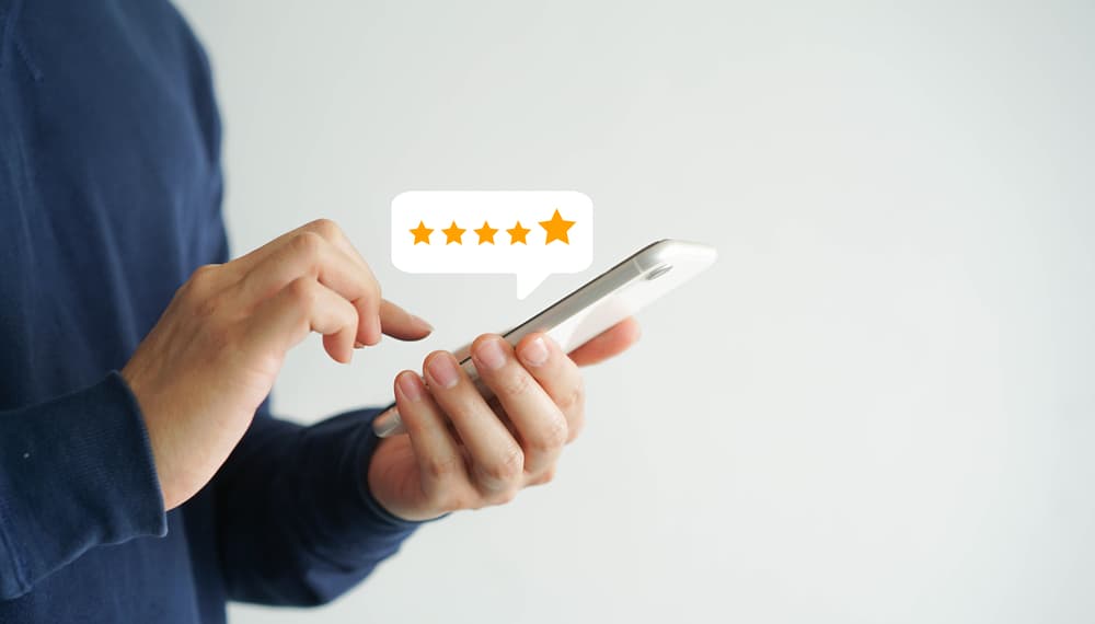 Avaliação de atendimento ao cliente sendo registrada por usuário no celular