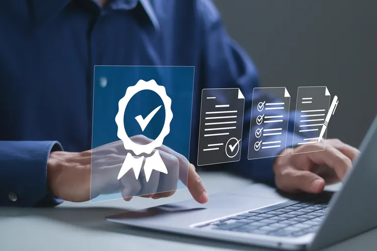 Pessoa utilizando notebook com ícone de certificado digital validado — certificado digital para pequenos negócios