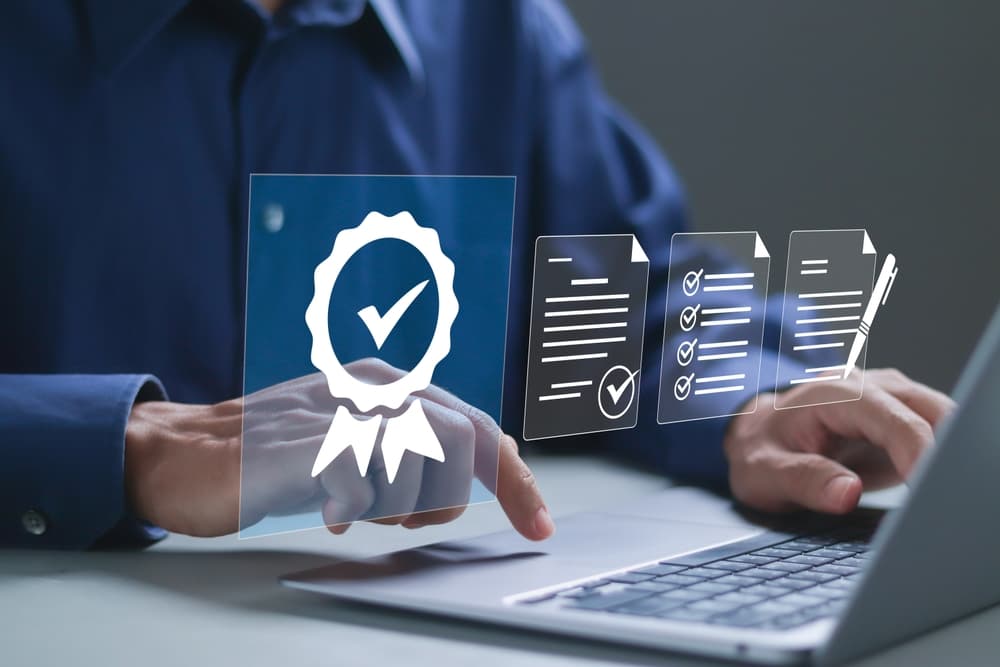 Pessoa utilizando notebook com ícone de certificado digital validado — certificado digital para pequenos negócios