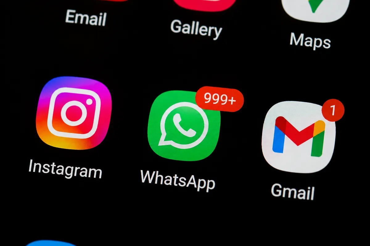 Ícones dos aplicativos Instagram e WhatsApp na tela do celular