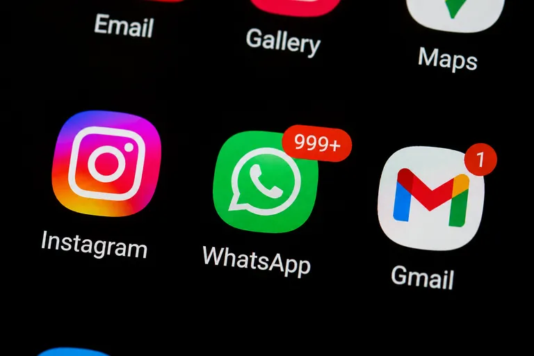 Ícones dos aplicativos Instagram e WhatsApp na tela do celular