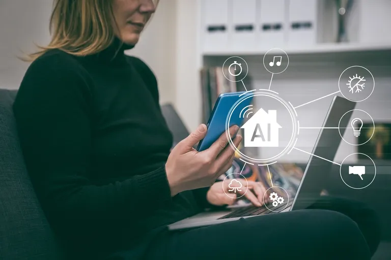 Mulher usando celular e notebook com ícones de inteligência artificial — IA para redes sociais