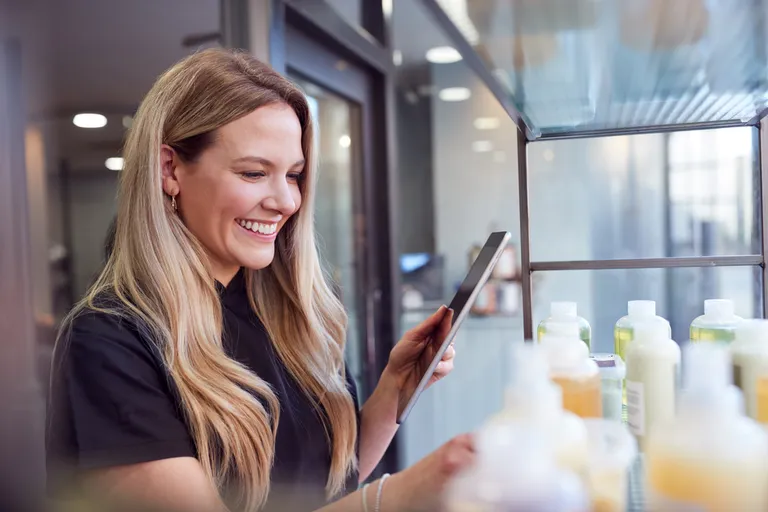 Comerciante conferindo produtos no tablet para evitar prejuízos com estoque parado