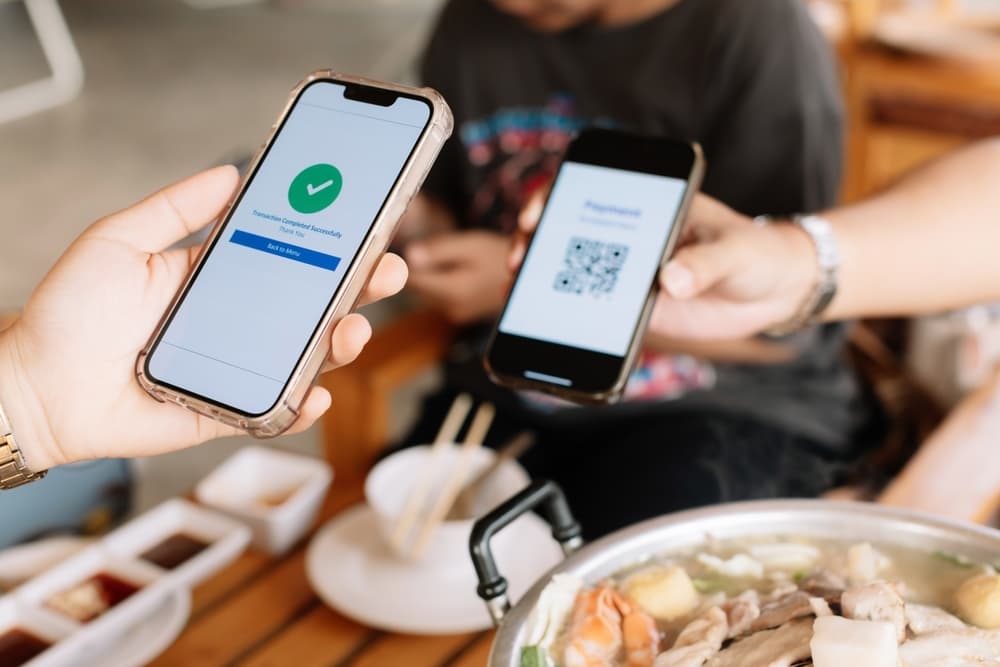 Pagamento com QR code para pequenos negócios feito pelo celular em restaurante