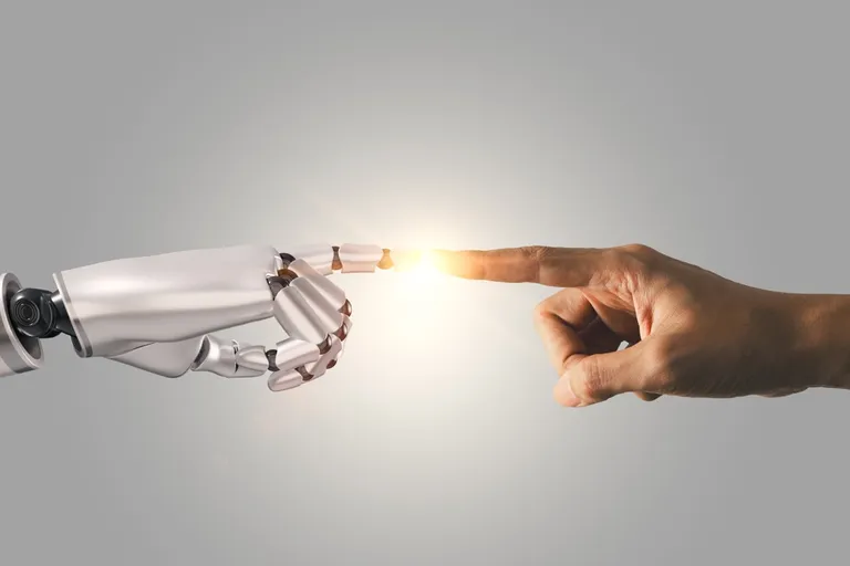 Interação entre humano e robô representando IA aplicada a pequenos negócios