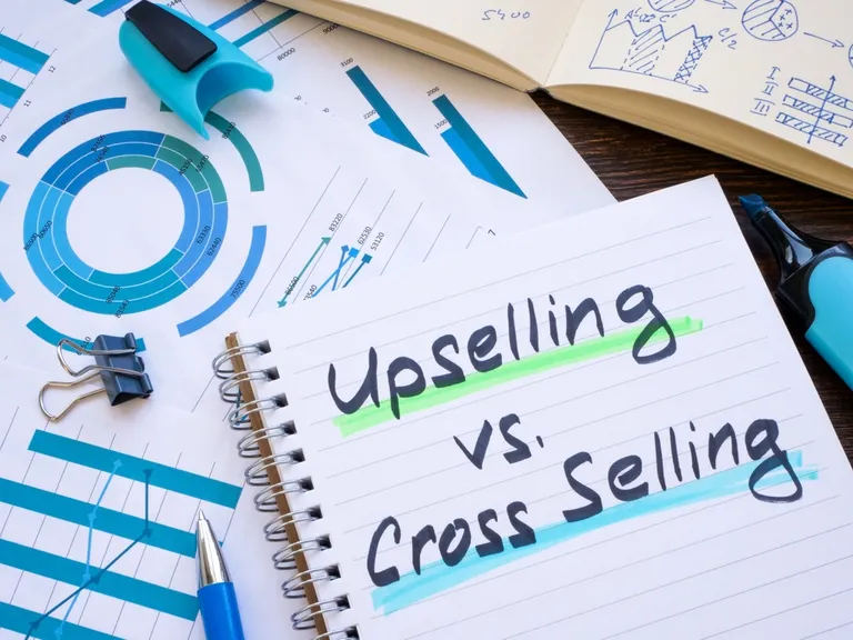 Diferença entre cross selling e up selling representada em gráfico com anotações de estratégias de vendas