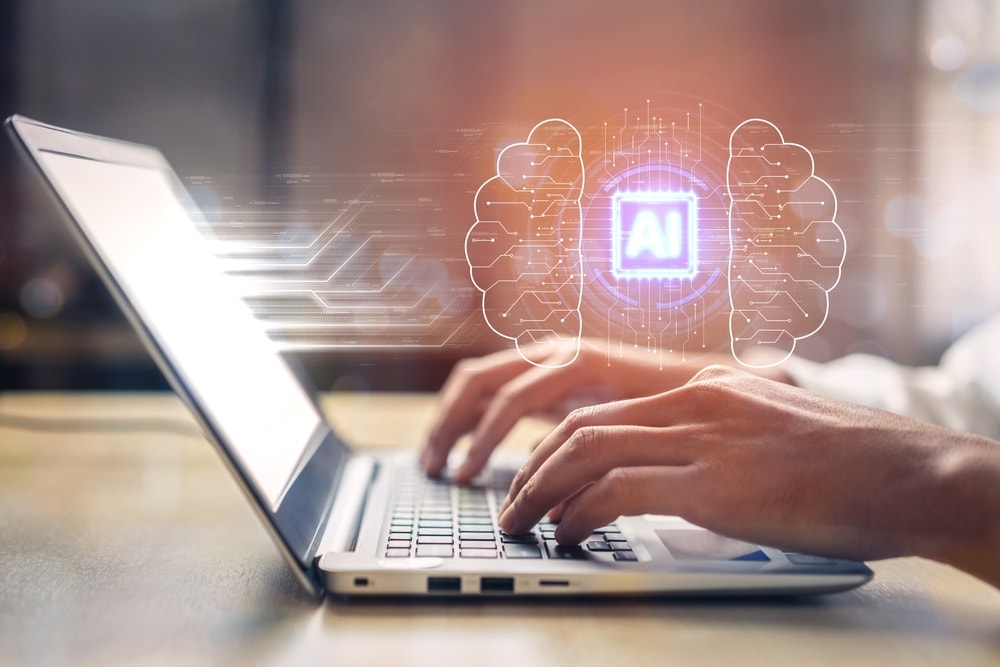 Pessoa utilizando um notebook enquanto gráficos digitais e um ícone de IA aparecem na tela, representando o uso da inteligência artificial nas vendas.
