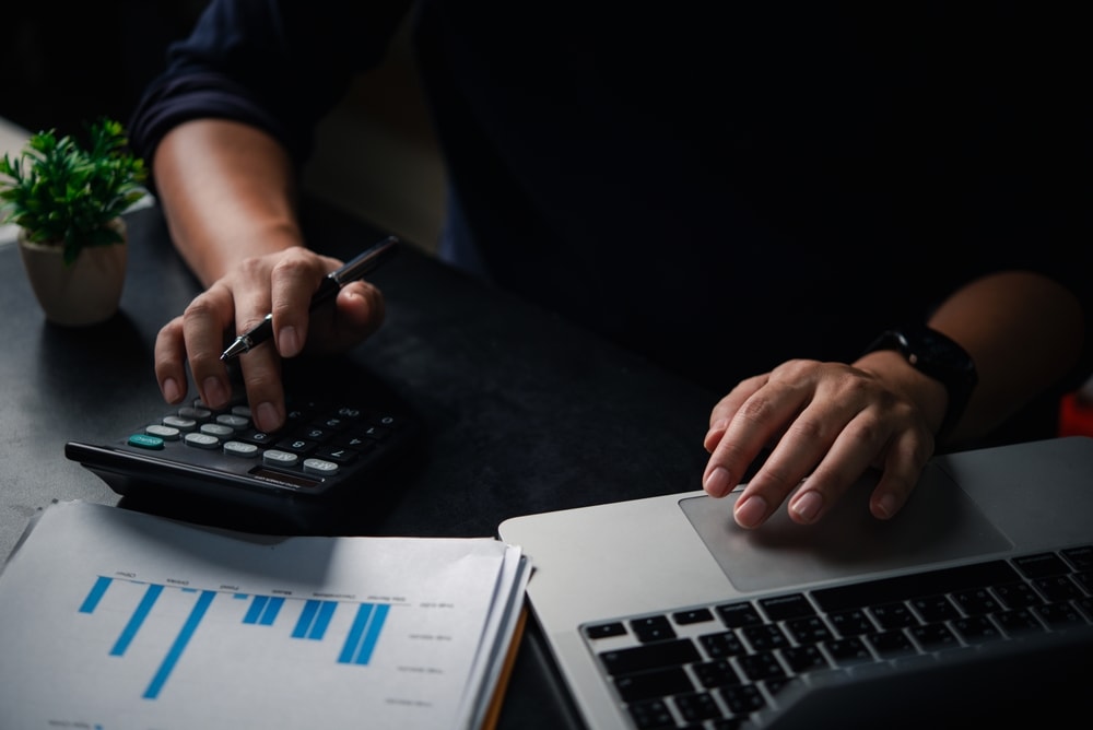 Planejamento mensal do negócio com análise de vendas, controle financeiro e organização estratégica antes de virar o mês