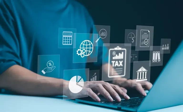 Mãos digitando no notebook com gráficos ilustrando capital de giro empresarial