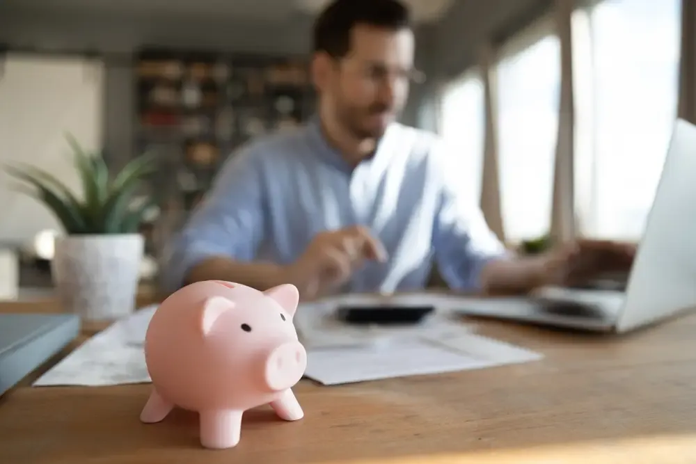 Cofrinho sobre a mesa representando organização e gestão financeira do negócio