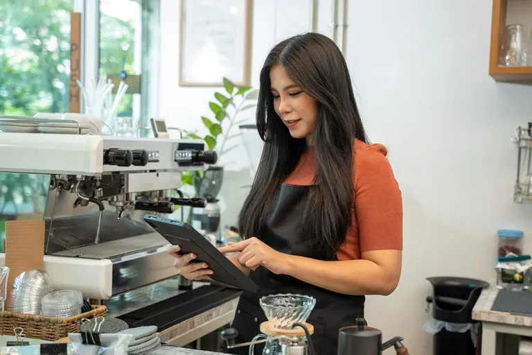 Empreendedora analisando dados no computador para melhorar a gestão de vendas