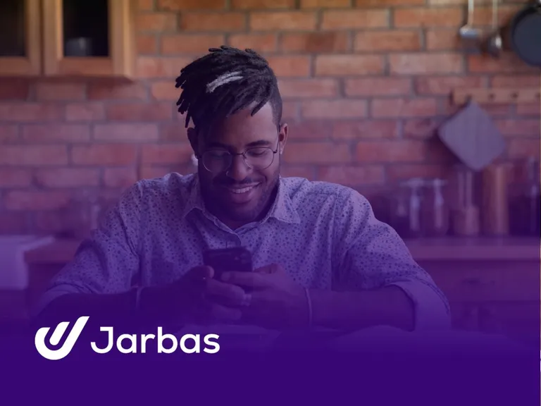 Pessoa usando o Jarbas no celular para cadastrar clientes com facilidade