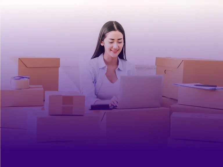 Empreendedora organizando pedidos do negócio usando o computador