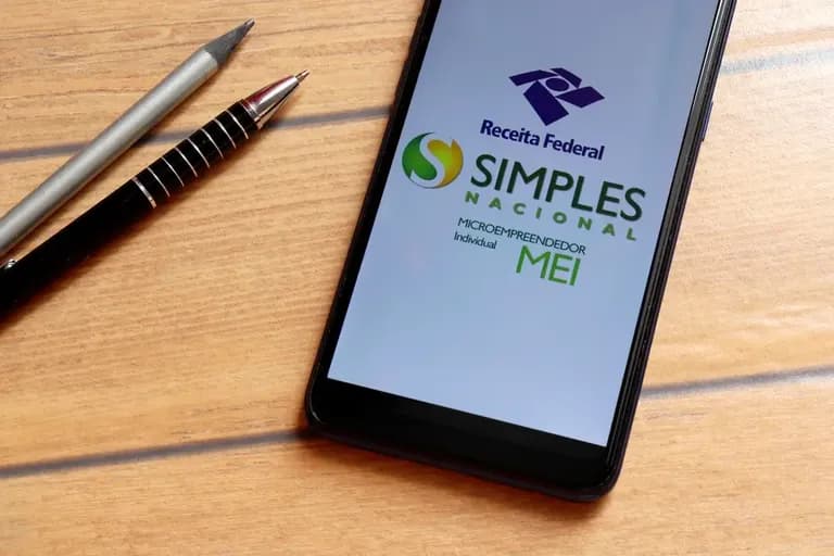 Tela de celular exibindo informações do MEI e Simples Nacional para pequenos negócios