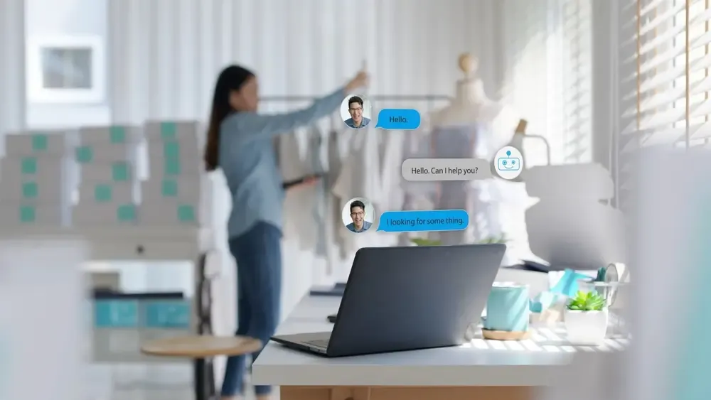 Conversa com assistente virtual em tela de notebook apoiando rotina de uma microempreendedora