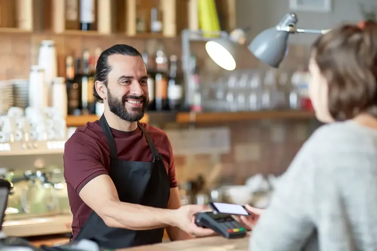 Atendimento com pagamento digital representando a transformação digital nos negócios