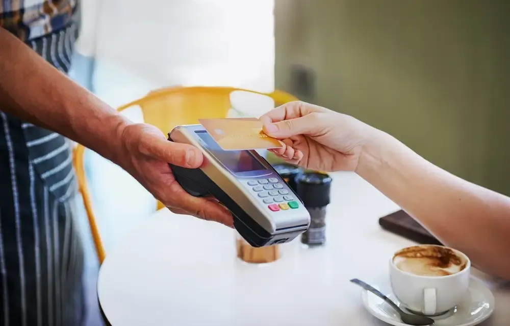 Transação com cartão sendo realizada como alternativa à venda fiada